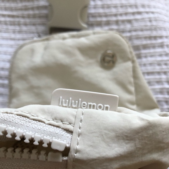 **SOLD** Lululemon Everywhere Belt Bag (White Opal) - Picture 5 of 9
